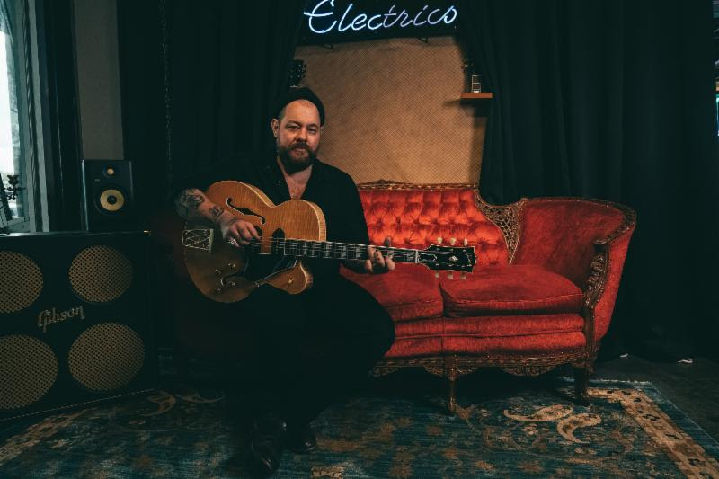 Nathaniel Rateliff stops by the Gibson Showroom in Austin to play the new Chuck Berry 1955 ES 350T. Credit: Ryan Vestil.