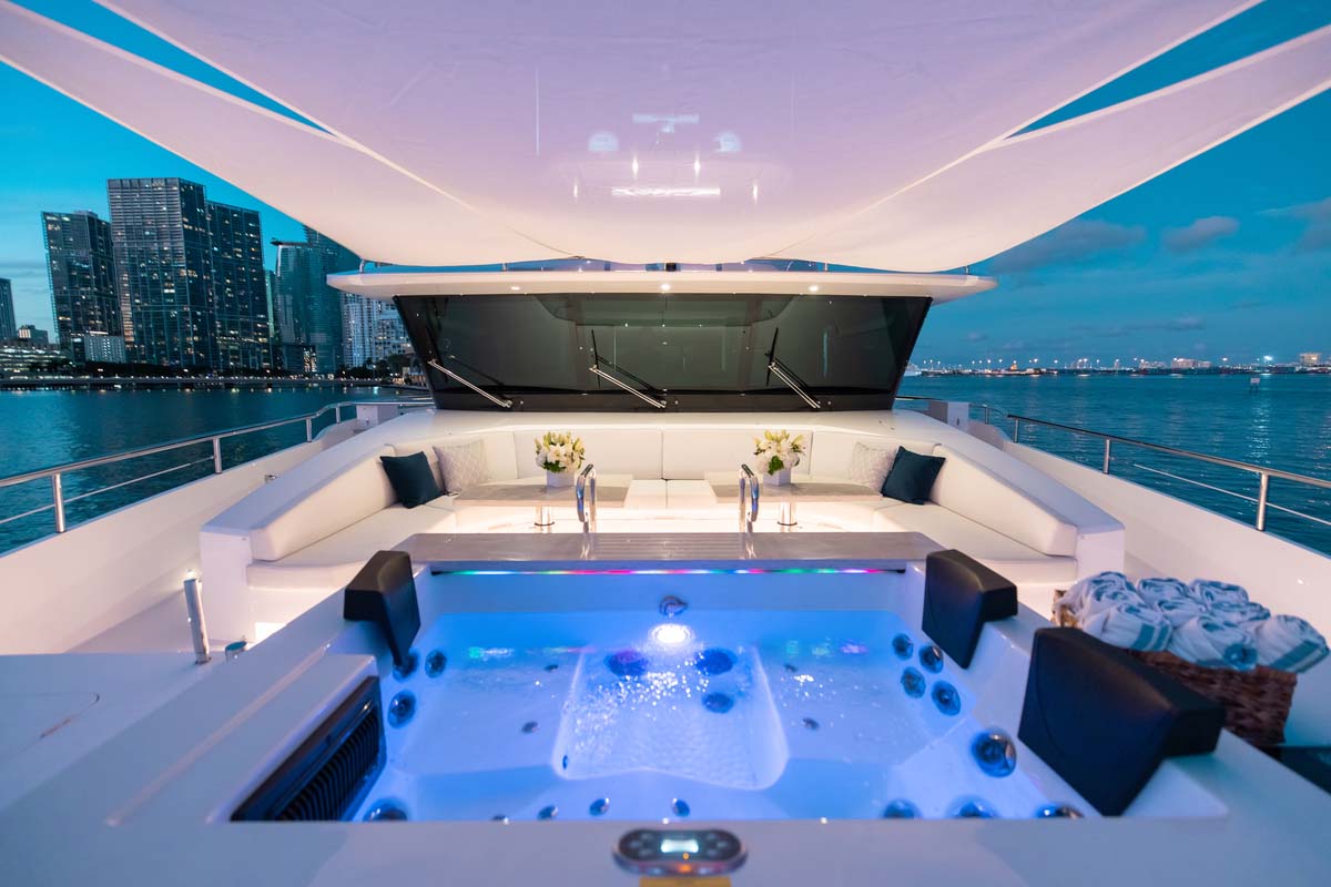 Exclusive Yachts™ jaccuzi