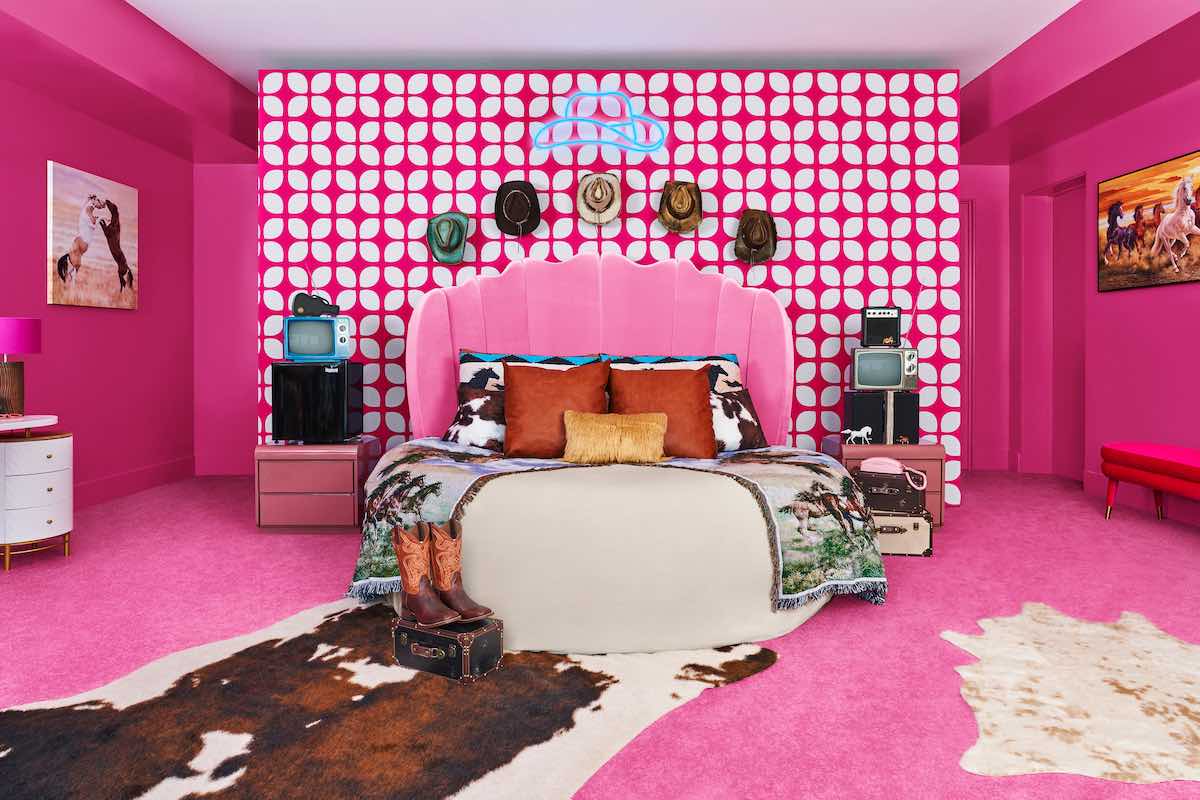 <img src="barbie Malibu Dream House_kens room" alt="kens bedroom">