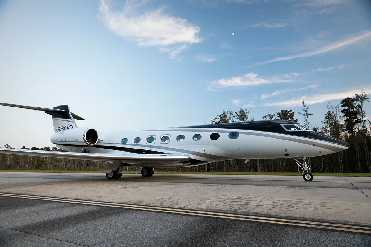 Pilot taxis a Gulfstream 650 down the runway in the middle of the day