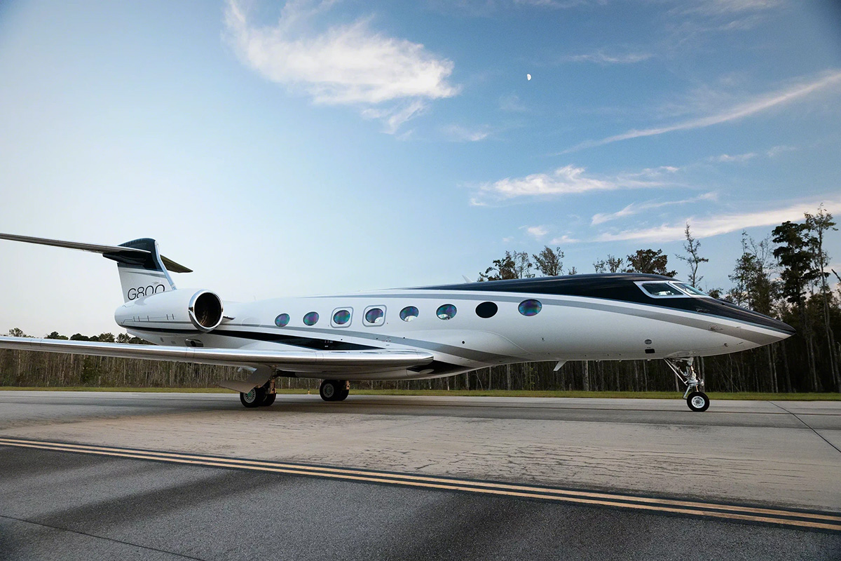 Pilot taxis a Gulfstream 650 down the runway in the middle of the day 