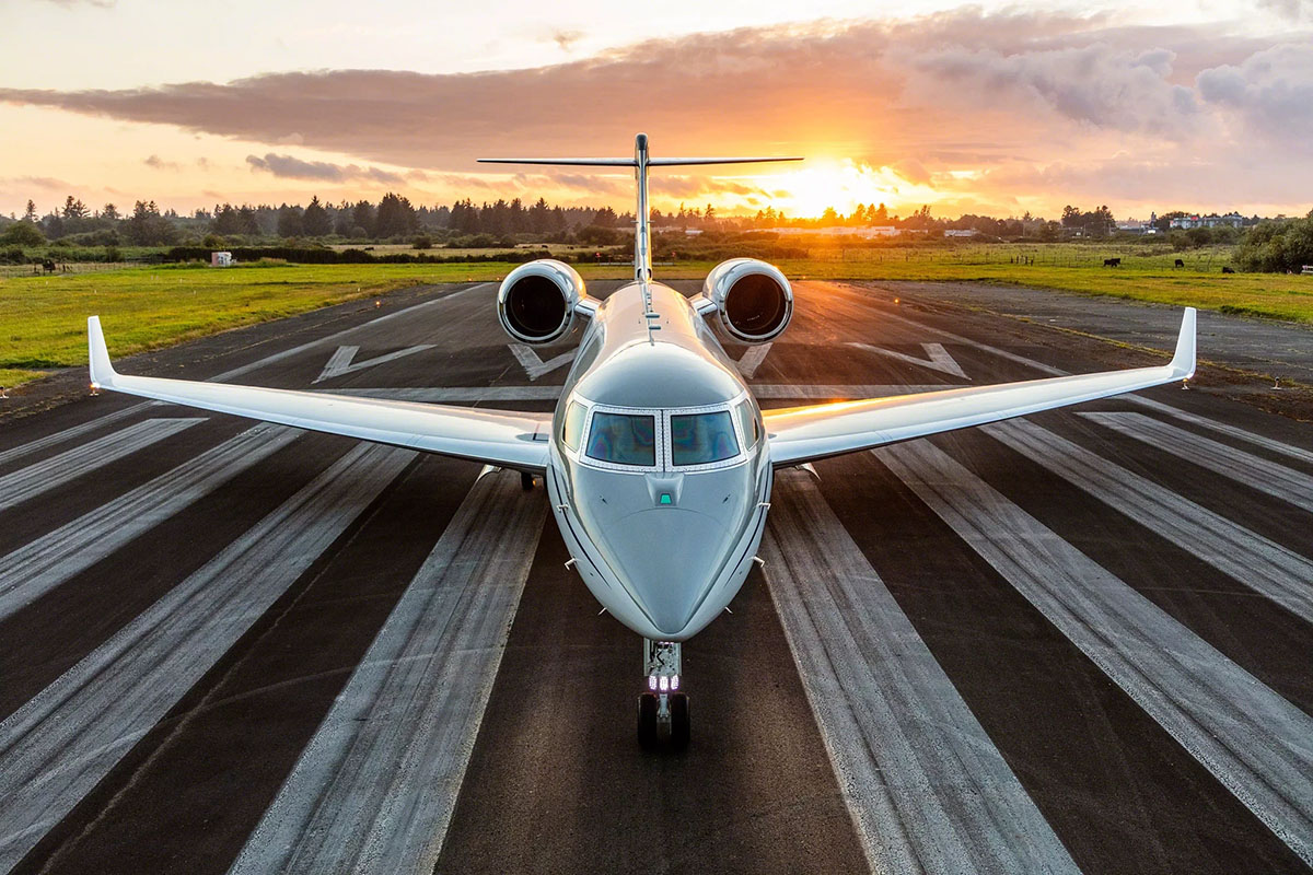 Pilot taxis a Gulfstream 650 down the runway at Sunrise 