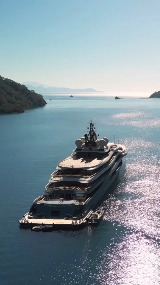At 136 meters, the #FlyingFox is one of the world's largest chartered Super Yachts. 

It can accommodate 25 guests in 11 cabins, it has twin helipads, a 400m second floor Spa Area, a cinema with D-box seats, a well-stocked #superyacht gym, and a terrace for fresh-air yoga, and don't forget the 12m swimming pool on the main deck! 

🎥 @yachtstemple 

#JetsetMagazine #Yachting #YachtLife #LuxuryYacht #LuxuryLifestyle #FlyingFox #YachtClub #YachtingWorld